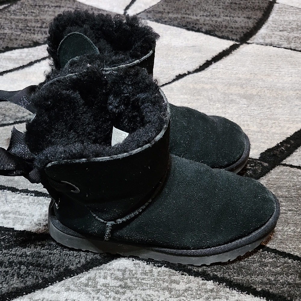 UGG MINI BAILEY BLACK GLITTER BOW LEATHER SHEEPSKIN METAL HEEL PLAQUE ANKLE BOOT